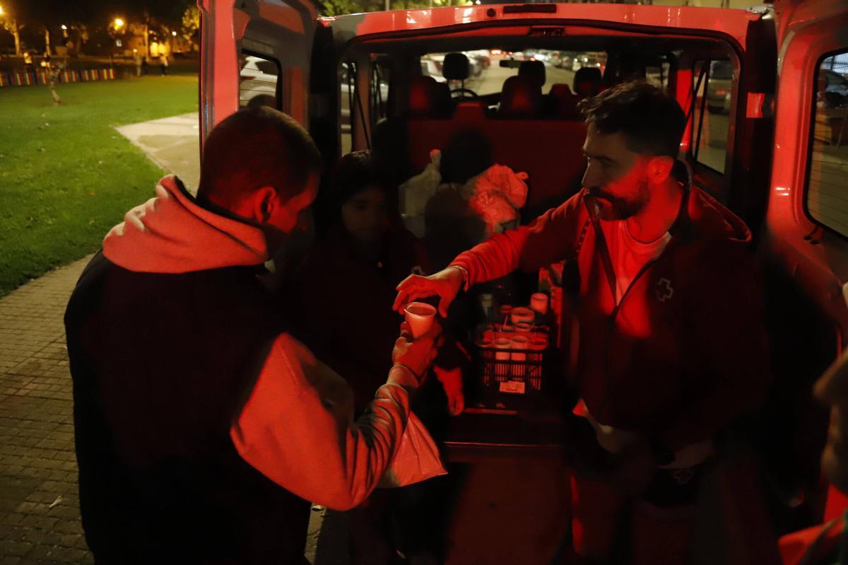A.J.González&amp;amp;#xD;Córdoba&amp;amp;#xD;Servicio norturno en la calle de atención a personas sin hohar techo de Cruz Roja