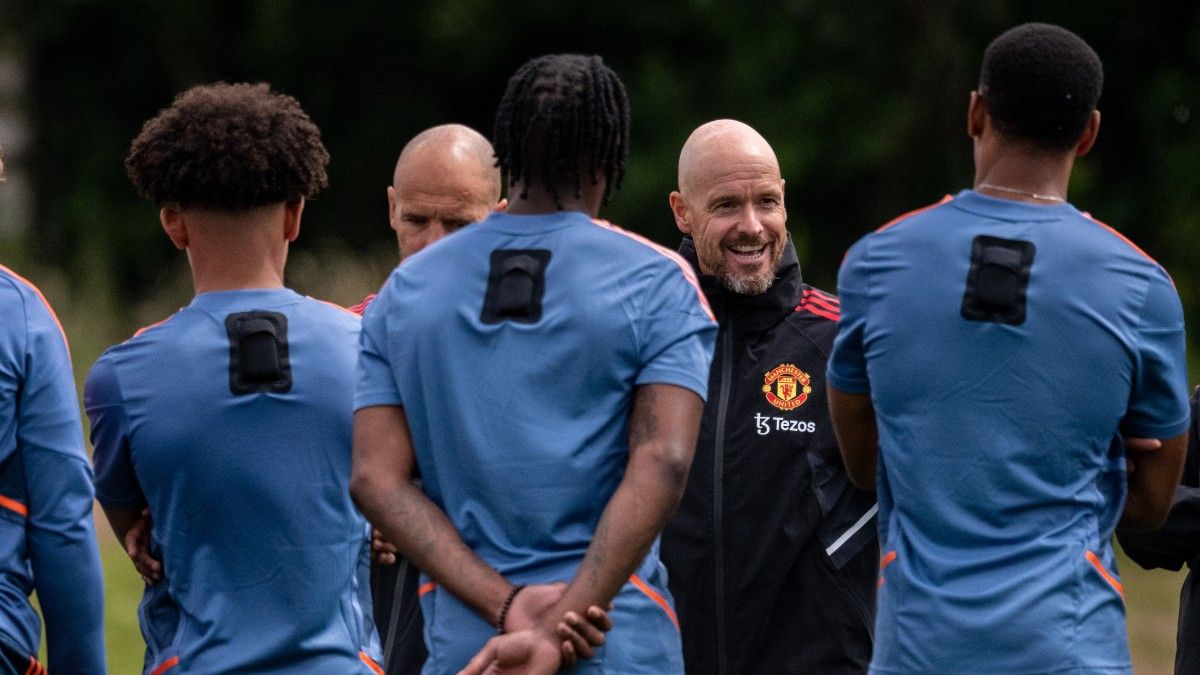 Ten Hag, dirigiendo un entrenamiento del United