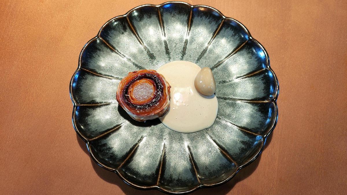 El corte de milhojas de hortalizas con crema de ajo rustido de L'Aliança.