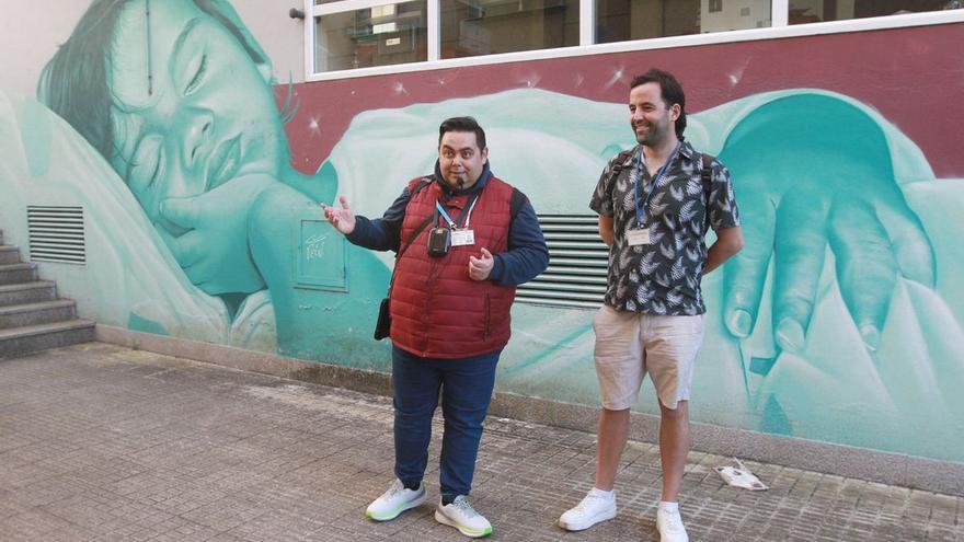 Fabio Forino y Guido Guía, ante el primer dibujo de la ruta.
