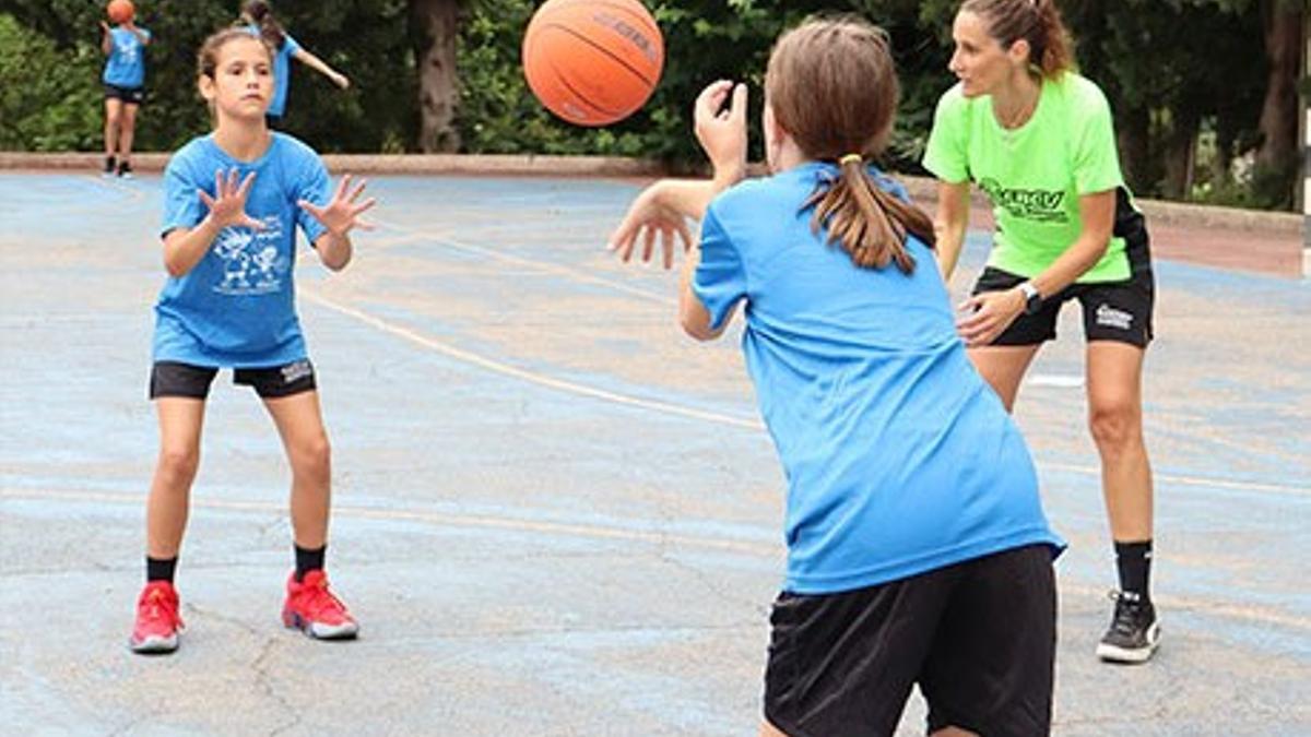 Niñas practicando baloncesto en una jornada de formación.