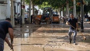 Los vecinos en Belmonte, Cuenca, limpiando los destrozos causados por las lluvias torrenciales de la DANA