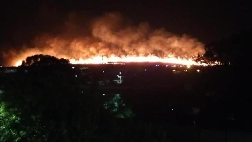 Un incendio con dos frentes calcina pastos junto a la Cañada y el Ceres Golf