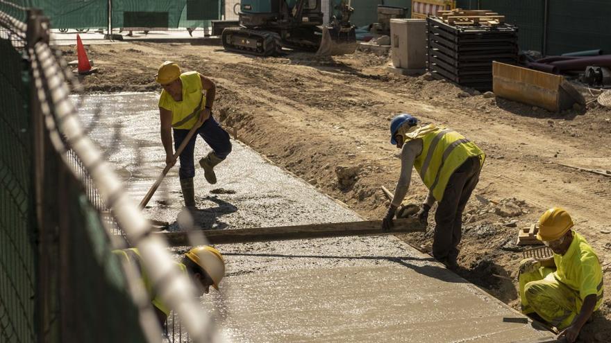 Tres trabajadores en una
obra en Galicia. | // BRAIS LORENZO