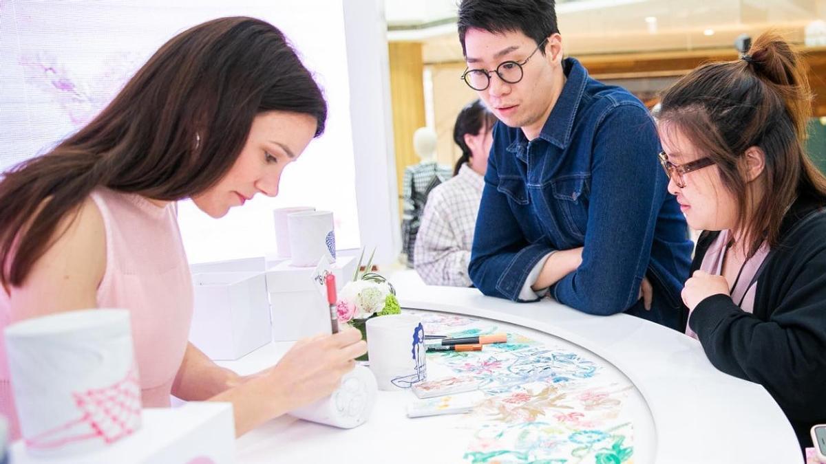 La ilustradora, atiende a clientes del centro comercial del rascacielos Plaza 66 de Shanghái.