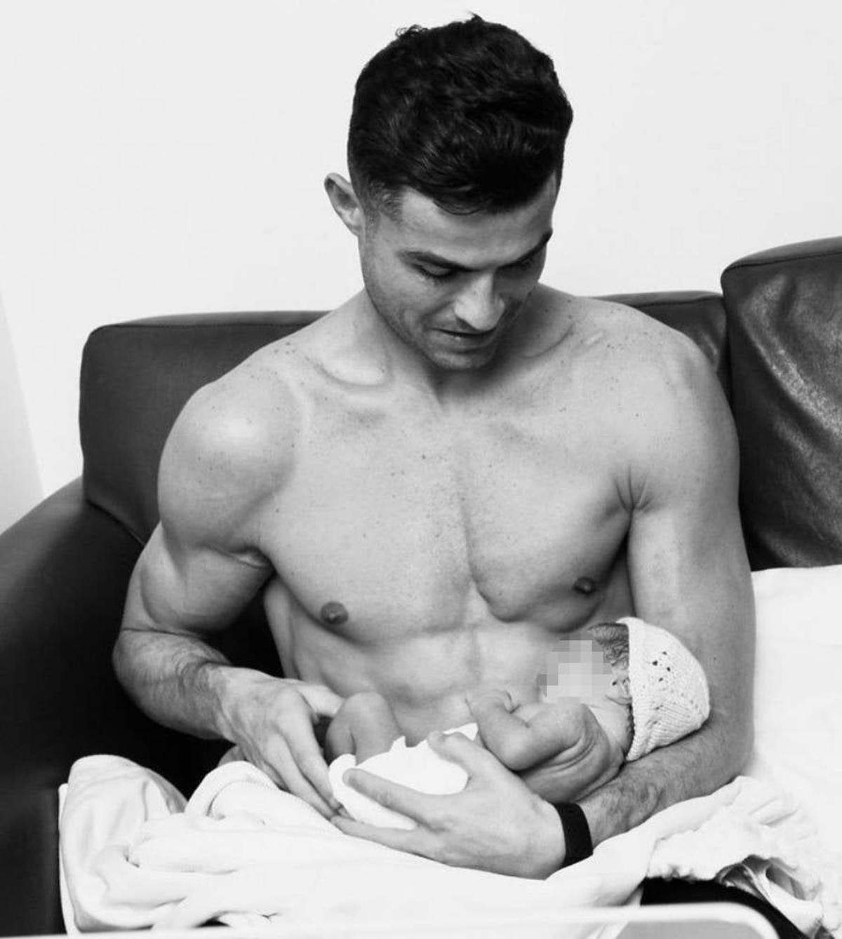 Cristiano Ronaldo junto a su hija recién nacida