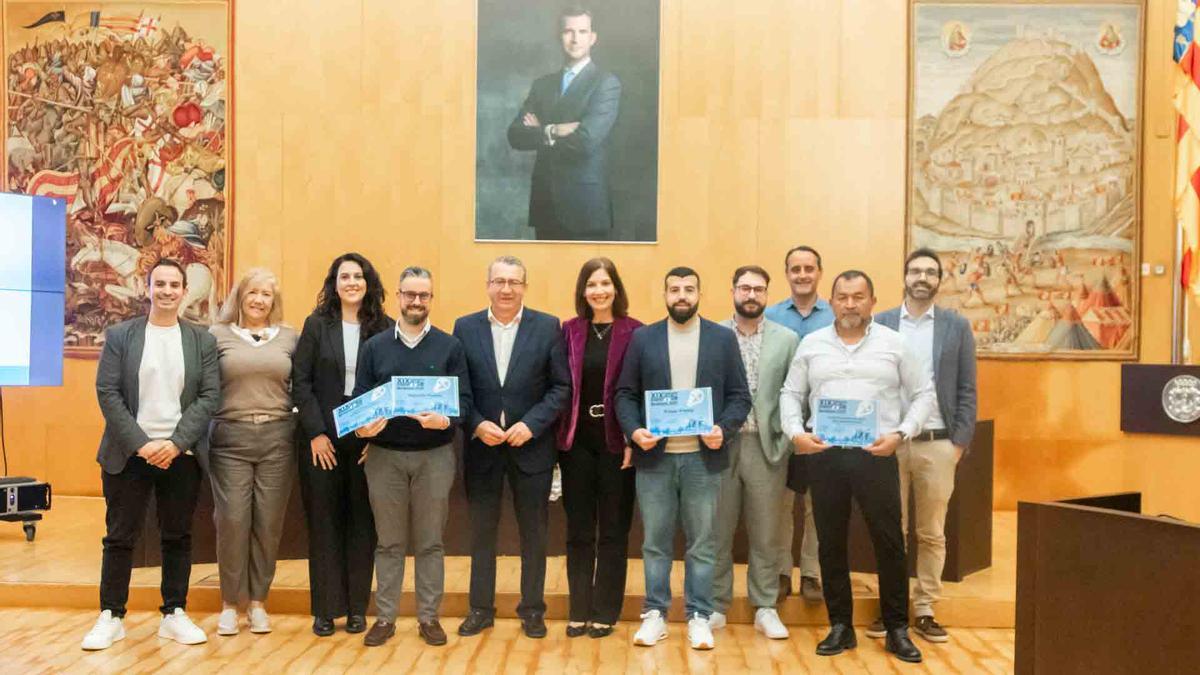 Foto de los siete finalistas con el alcalde de Benidorm y la concejala de Empleo.