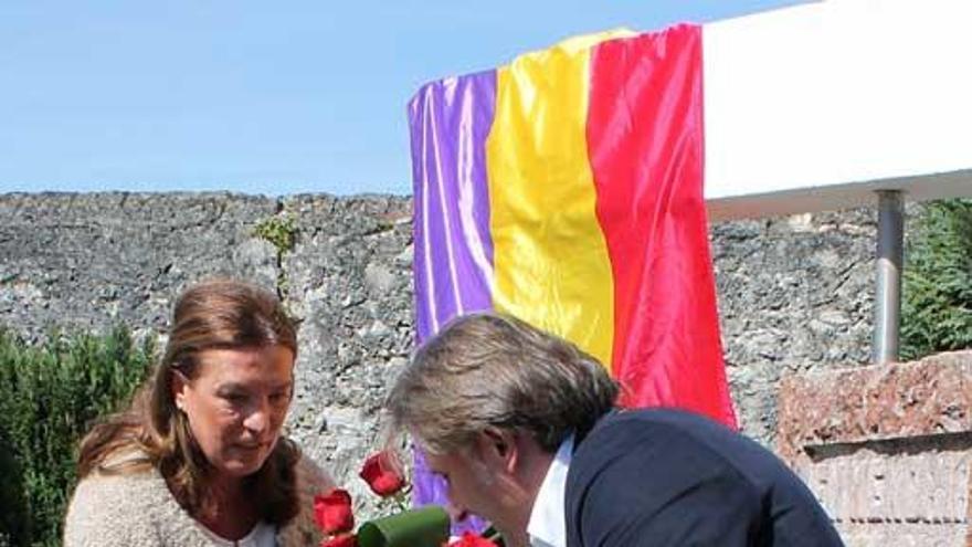 Dolores Álvarez y José Balmori, ayer, durante la ofrenda floral.