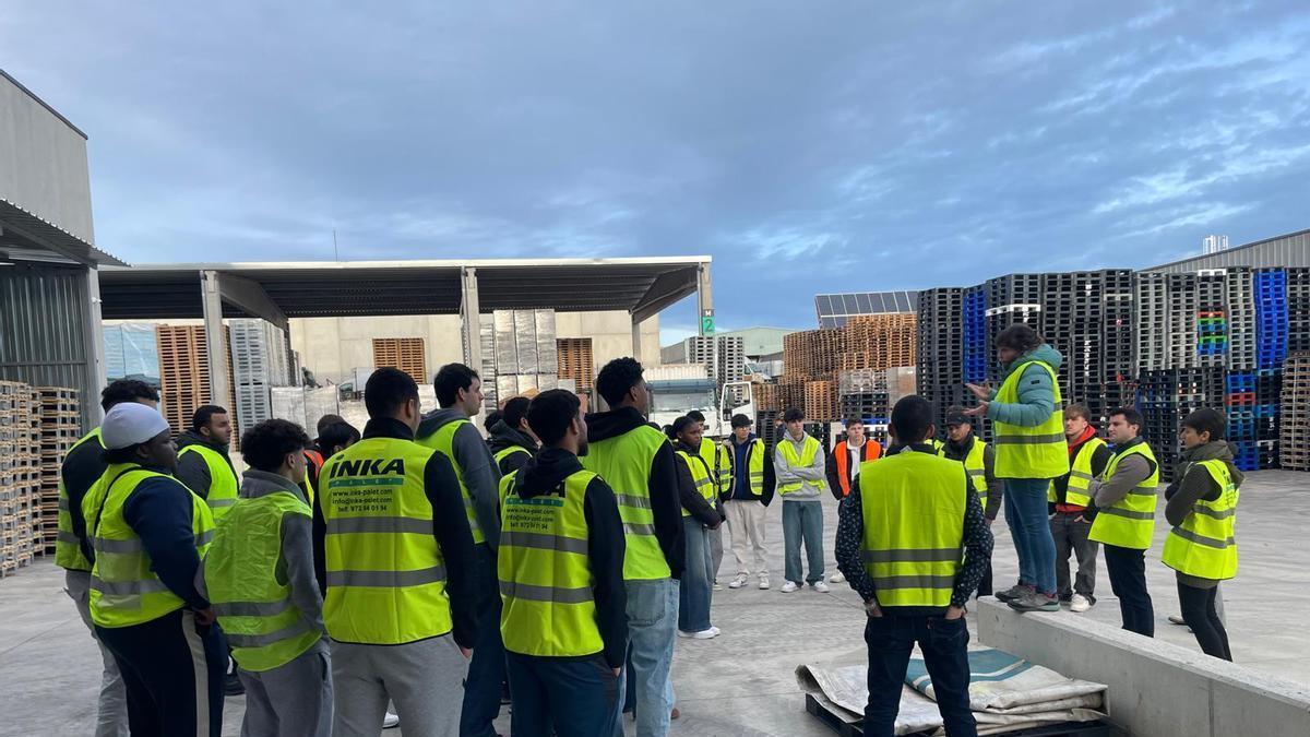 Alumnes en una visita a una empresa del sector.