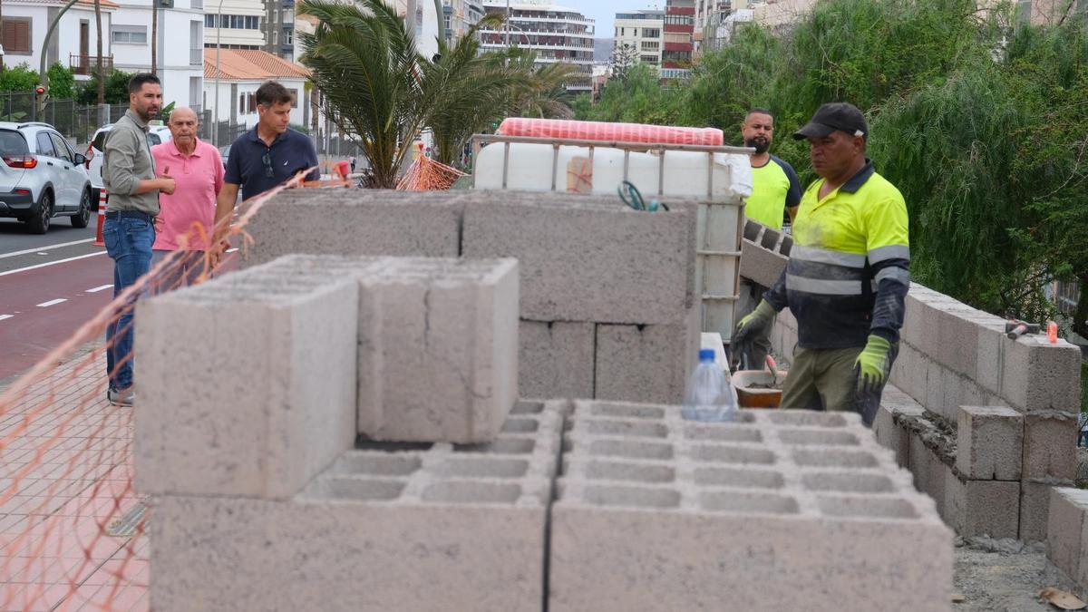 El concejal de Vías y Obras y Alumbrado, Carlos Díaz, en los trabajos de los muros del Paseo de Chil