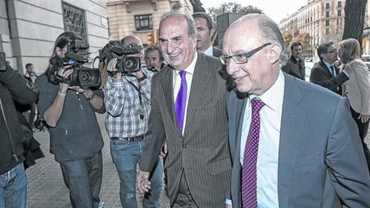 Montoro, derecha, a su llegada, ayer a la sede de Foment, acompañado por el presidete de esta organización, Joaquim Gay de Montellà.