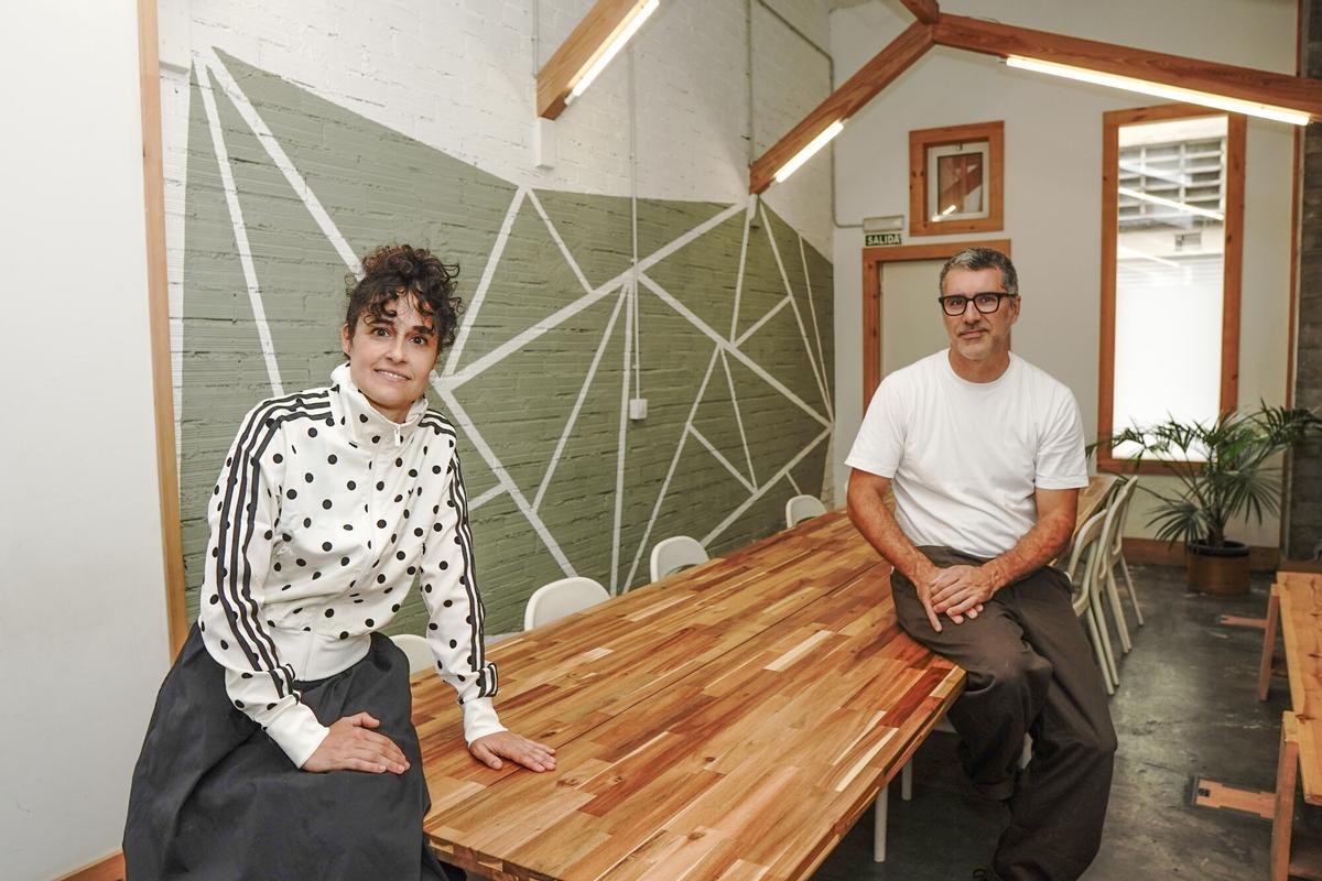 Leticia García y Carlos Vélez en su local Eléctrica Coworking
