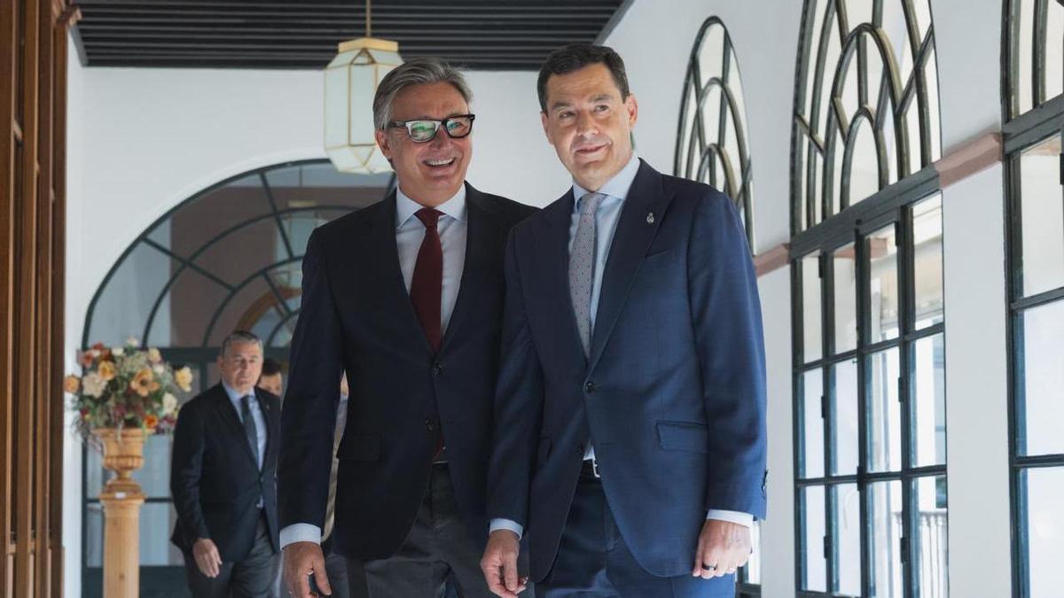 Manuel Gavira y Juanma Moreno este jueves durante la votación de investidura