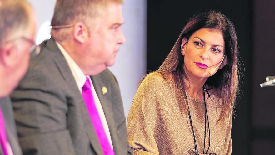 Matilde Zambudio, primera teniente de alcaldesa de Santa Cruz Tenerife, ayer, en el debate celebrado en la capital.