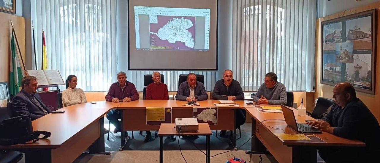 Participantes en la presentación de la Carta Arqueológica en el salón de plenos del Ayuntamiento.