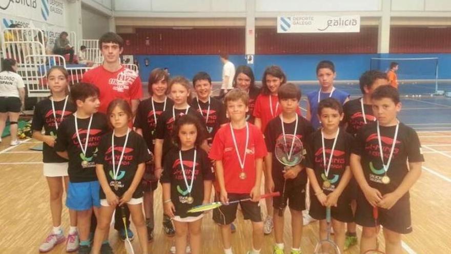 Equipos Sub 9 y Sub 13 del Li-Ning A Estrada tras la última jornada de la temporada.