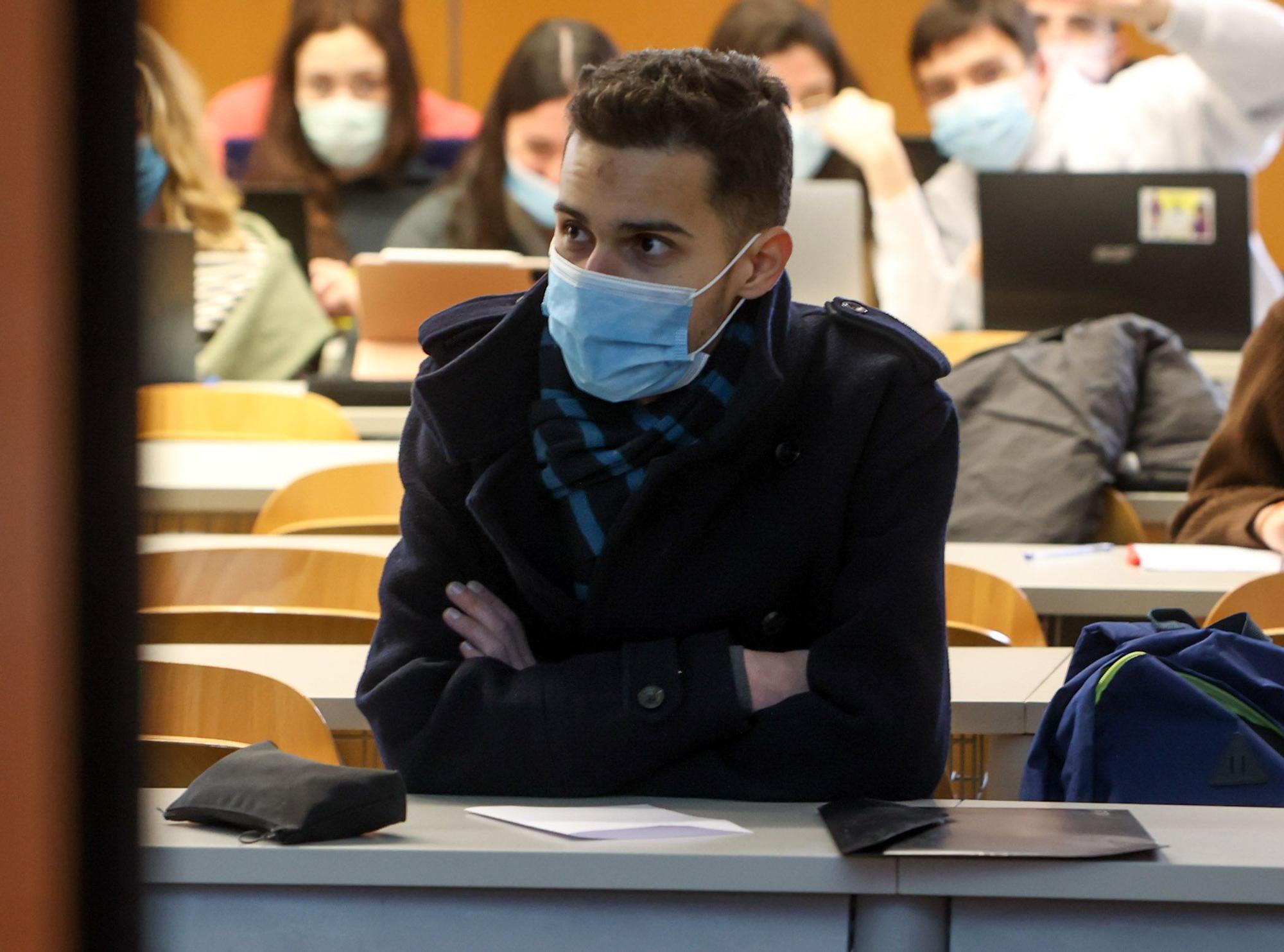 Clases con abrigo y manta ante la negativa de la UA a encender la calefacción