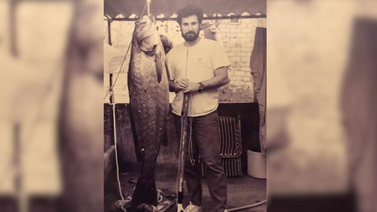 Fran posa con su mayor captura que realizó a principios de los años 90, una corvina de 50 kilos pescada en aguas de Baiona.
