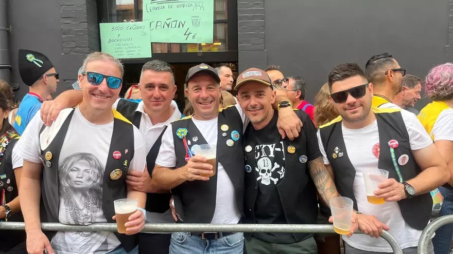 Melendi reina en el Sella: miles de voces corean su "Asturias" en un multitudinario desfile camino al descenso
