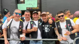 Melendi reina en el Sella: miles de voces corean su "Asturias" en un multitudinario desfile camino al descenso
