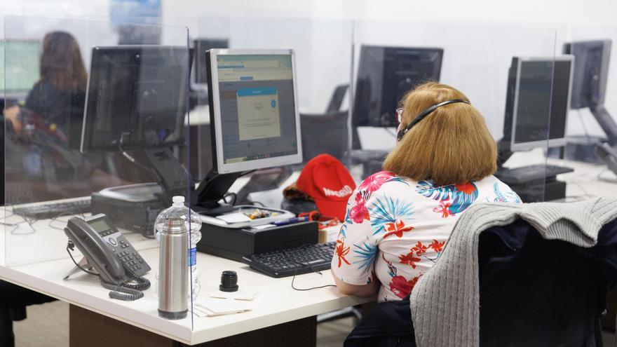 Varias personas trabajan en la sala de llamadas del 016.