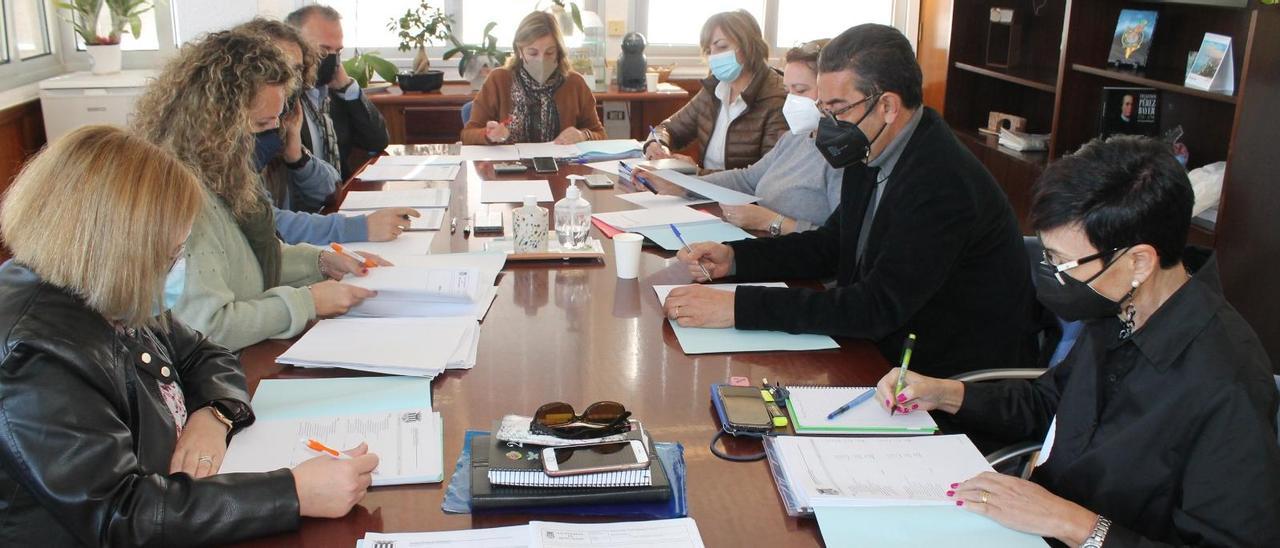 Imagen de una de las reuniones que ha mantenido el equipo de gobierno (PP y Cs) para cuadrar el presupuesto de Benicàssim.