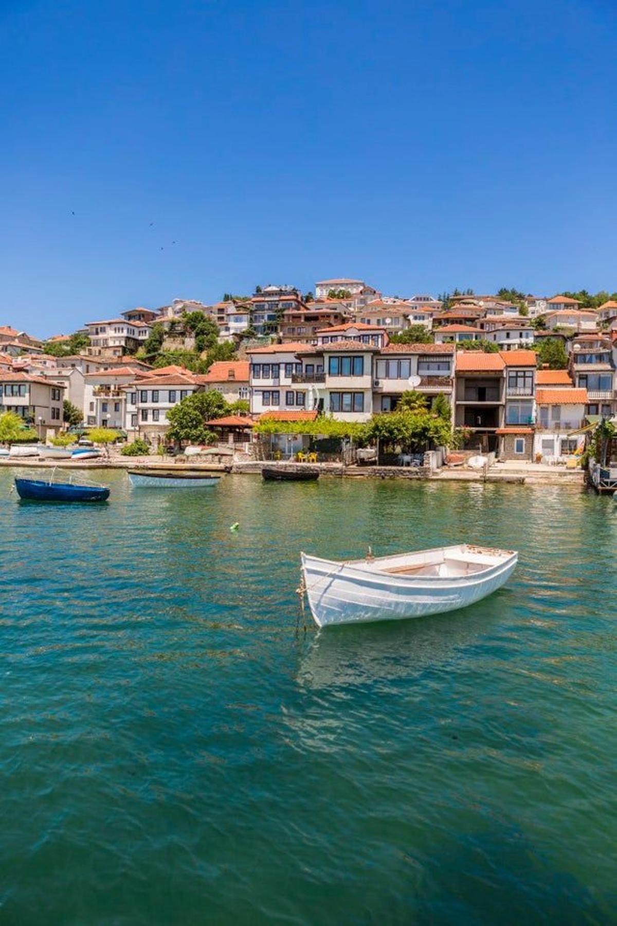 Centro de la ciudad de Ohrid desde el lago.