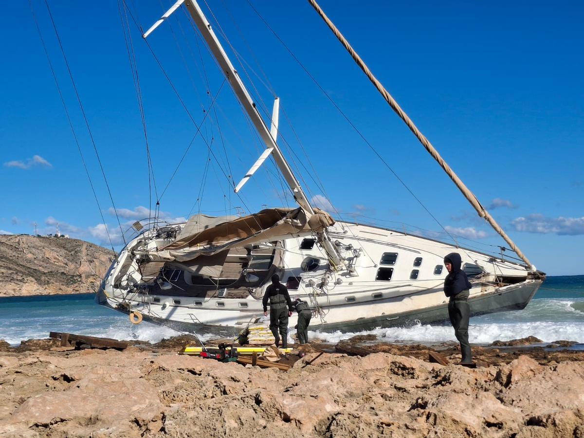 Los operarios han tenido que marcharse al impedirles el temporal seguir con los trabajos para reflotar el barco