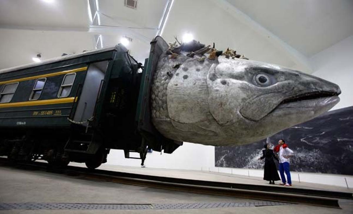 Una instal·lació artística titulada ’Leviatanació’, de Huang Yongping, mostra el cap d’un peix gegant fabricat a partir de plàstic reforçat amb vidre, animals dissecats i un tren. Es troba en una galeria d’art de Pequín (Xina).