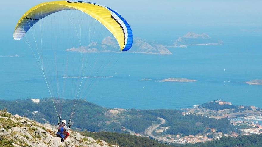 Herido un parapentista de 67 años al precipitarse en una zona de monte en O Rosal