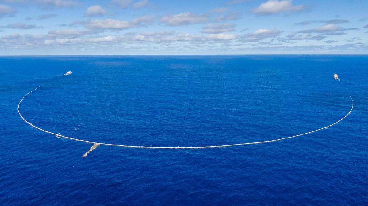 La entidad emplea gigantescas redes en el mar para atrapar residuos plásticos