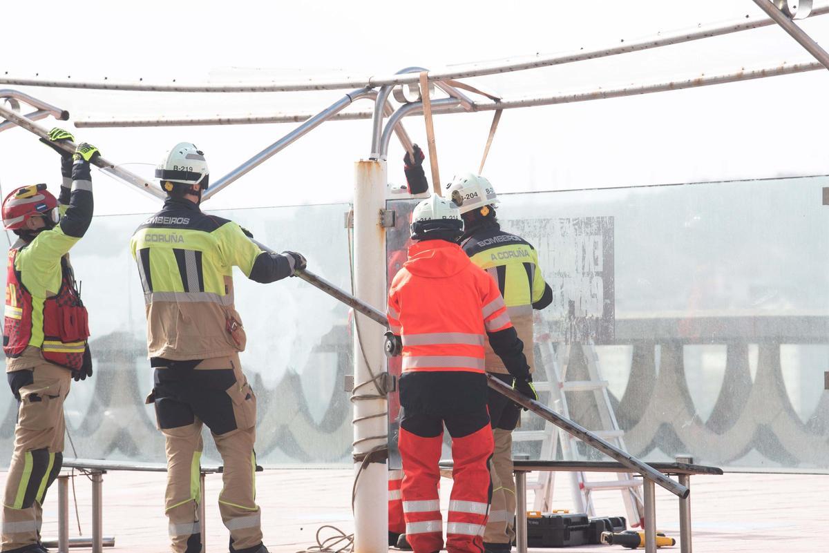 El viento levanta una marquesina de bus en el paseo, frente al Aquarium