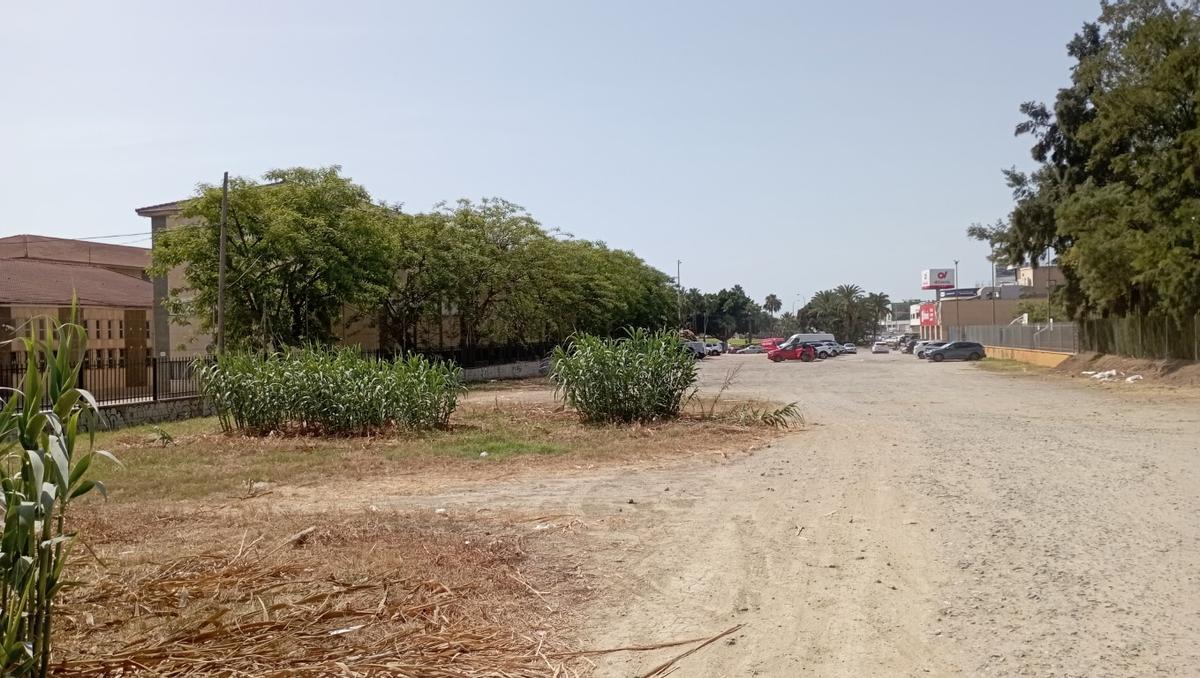 Otra vista de la calle Afganistán, con el Instituto Santa Bárbara, a la derecha.