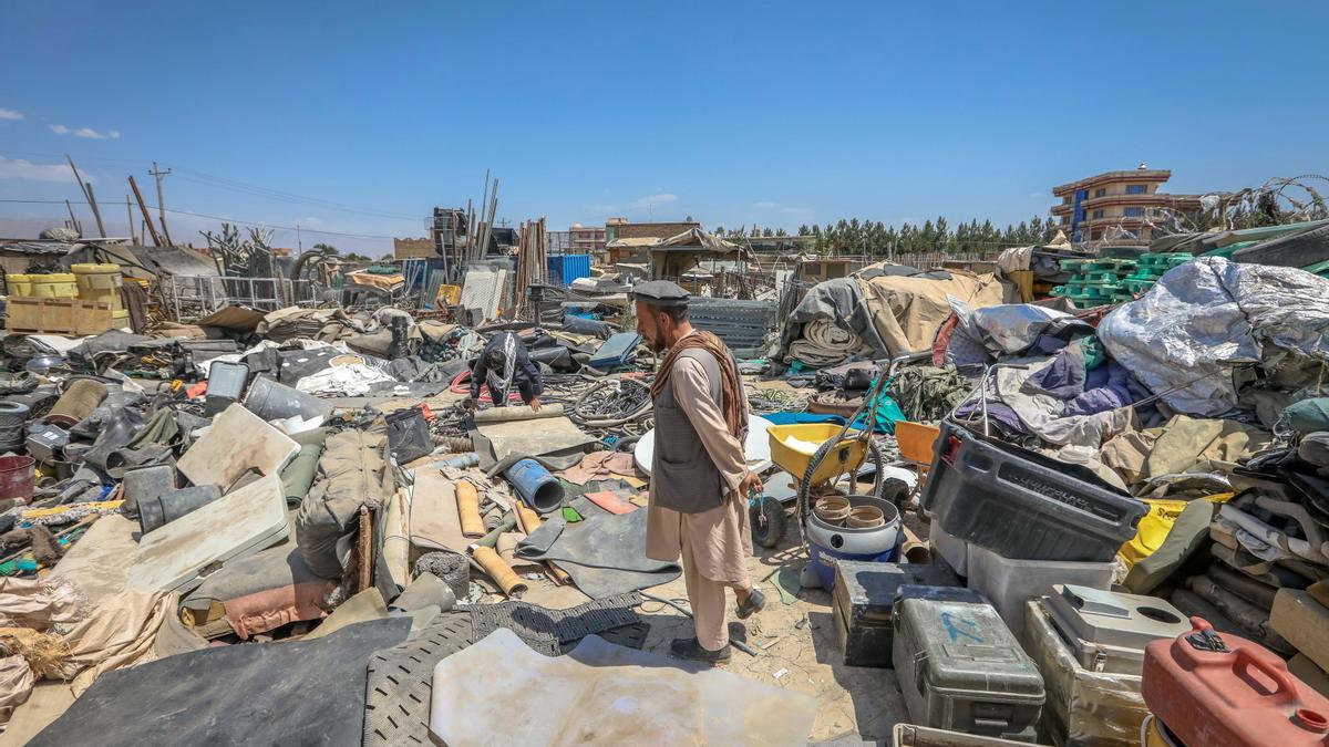 Un chatarrero afgano compra artículos que fueron desechados por las fuerzas estadounidenses fuera de la Base Aérea de Bagram.