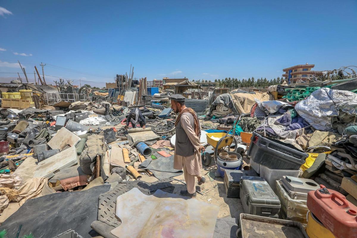 Un chatarrero afgano compra artículos que fueron desechados por las fuerzas estadounidenses fuera de la Base Aérea de Bagram.