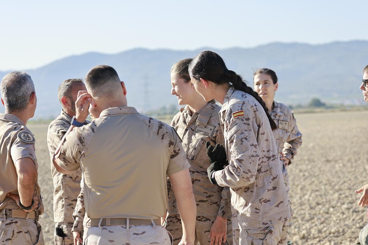 Su Alteza Real la Princesa de Asturias comenta con sus compañeros e instructores de la Escuela Militar de Paracaidismo “Méndez Parada” sus impresiones tras realizar su primer salto