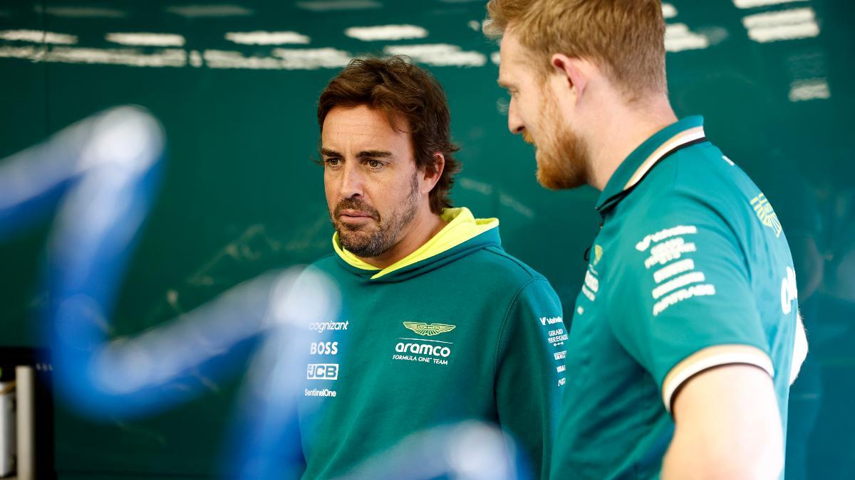 Fernando Alonso, en el box de su equipo en Spa