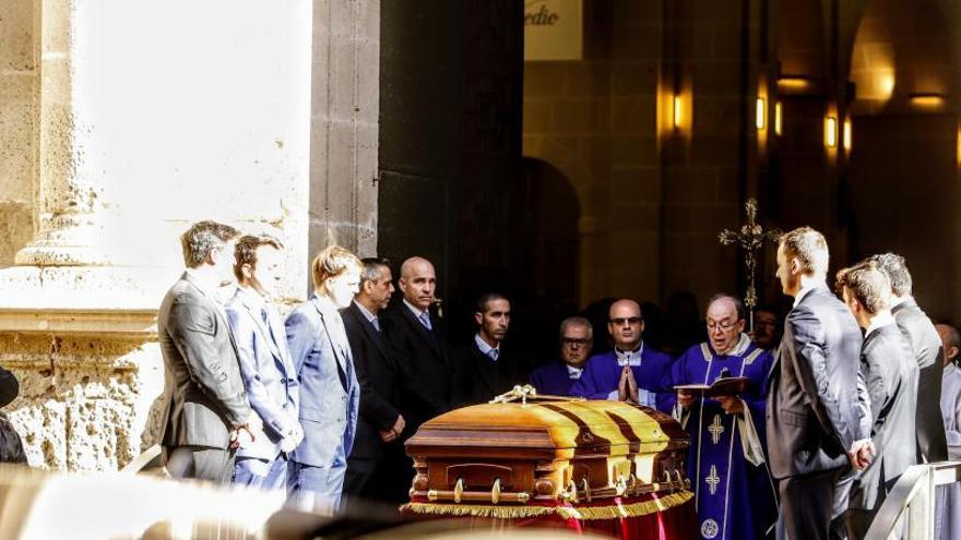 El funeral de Joaquín Arias se ha celebado en la Concatedral de San Nicolás