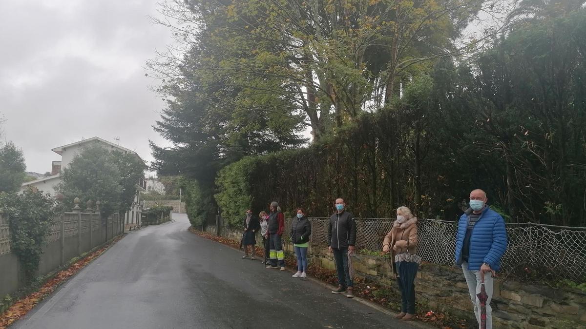 VECINOS DE SAN PAIO, EN GUÍSAMO, JUNTO A LA FINCA VILLA JULIA ( AHORA VILLA VALDEAMENO ), UN PUNTO NEGRO EN LA CARRETERA QUE UNE GUÍSAMO CON GUILIADE, LA DP-0810. LA DIPUTACIÓN FRENÓ EL DESBROCE POR QUEJAS DEL DUEÑO DE DICHA PROPIEDAD, QUE RECHAZA TAMBIÉN QUE LE EXPROPIEN EL MURO PARA AMPLIAR LA VÍA.