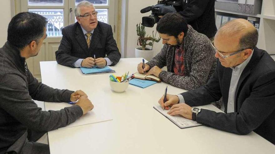 Una de las reuniones de la comisión de seguimiento del PXOM, con José Cudeiro al fondo. // Brais Lorenzo