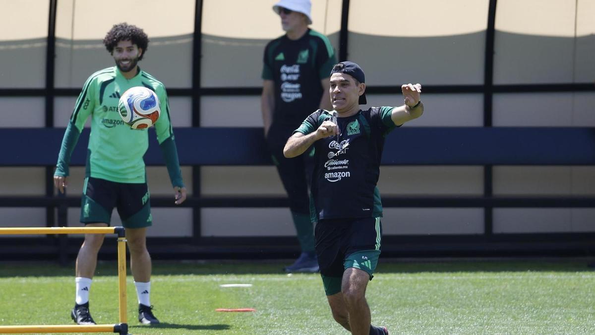 Rafa Márquez dirige un entrenamiento.