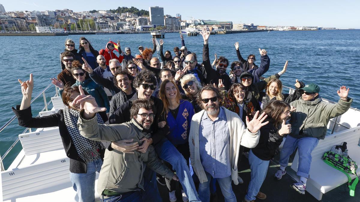 Pedro Feijoo con residentes de Rueda academia de cine dan un paseo en barco por la ría de Vigo