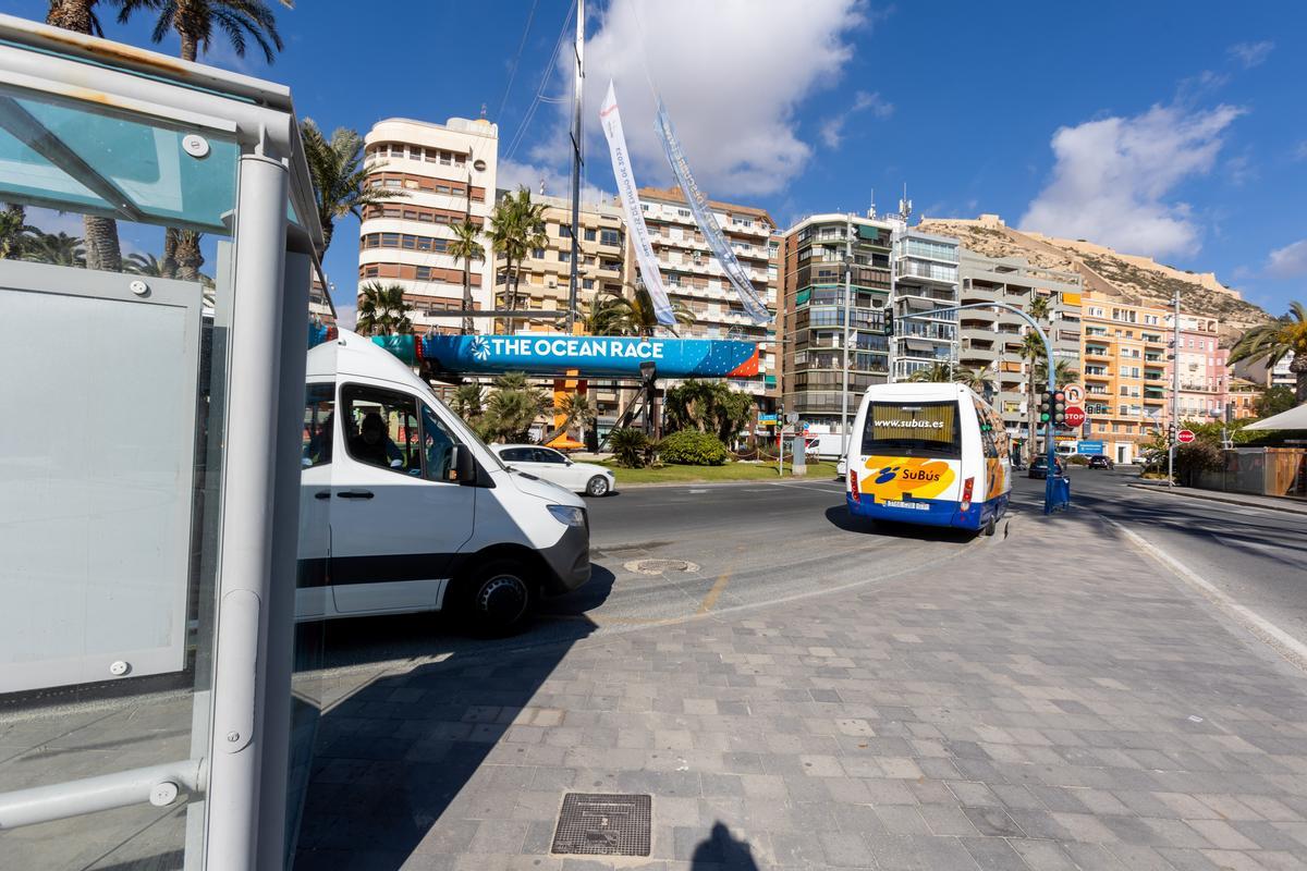 El autobús lanzadera hacia el Castillo de Santa Bárbara, en su nueva parada cabecera.