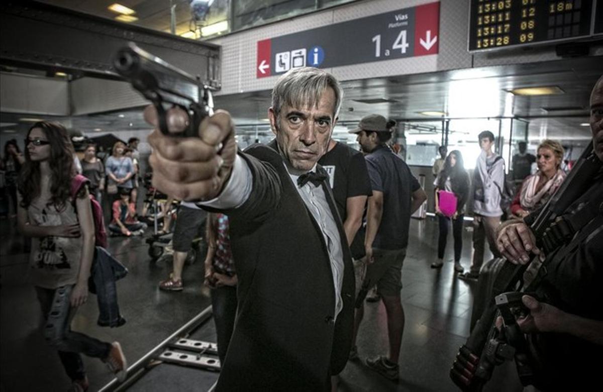 Imanol Arias, dimarts, durant el rodatge d’’Anacleto, agente secreto’, a Barcelona. Imanol Arias, dimarts, durant el rodatge d’’Anacleto, agente secreto’, a Barcelona.
