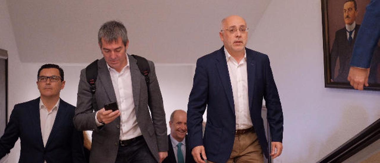 Pablo Rodríguez, Fernando Clavijo y Pedro Ortega,de izquierda a derecha, con Antonio Morales a su llegada ayer al Cabildo de Gran Canaria.