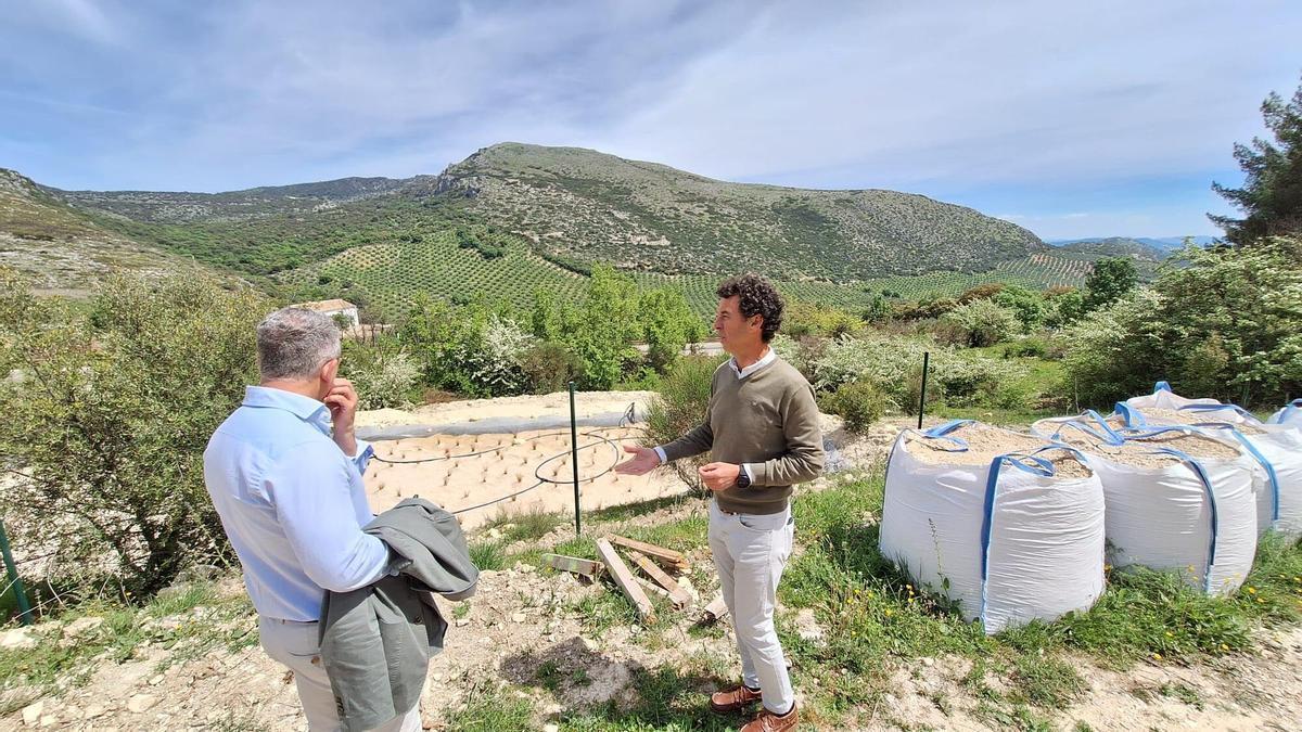 Visita de Rafael Martínez a la nueva balsa de evapotranspiración del centro de visitantes Santa Rita en Cabra