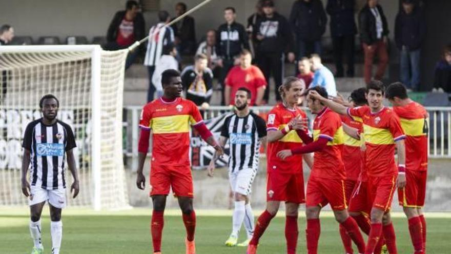 Los jugadores del Ilicitano celebran el gol de Javi Llor.