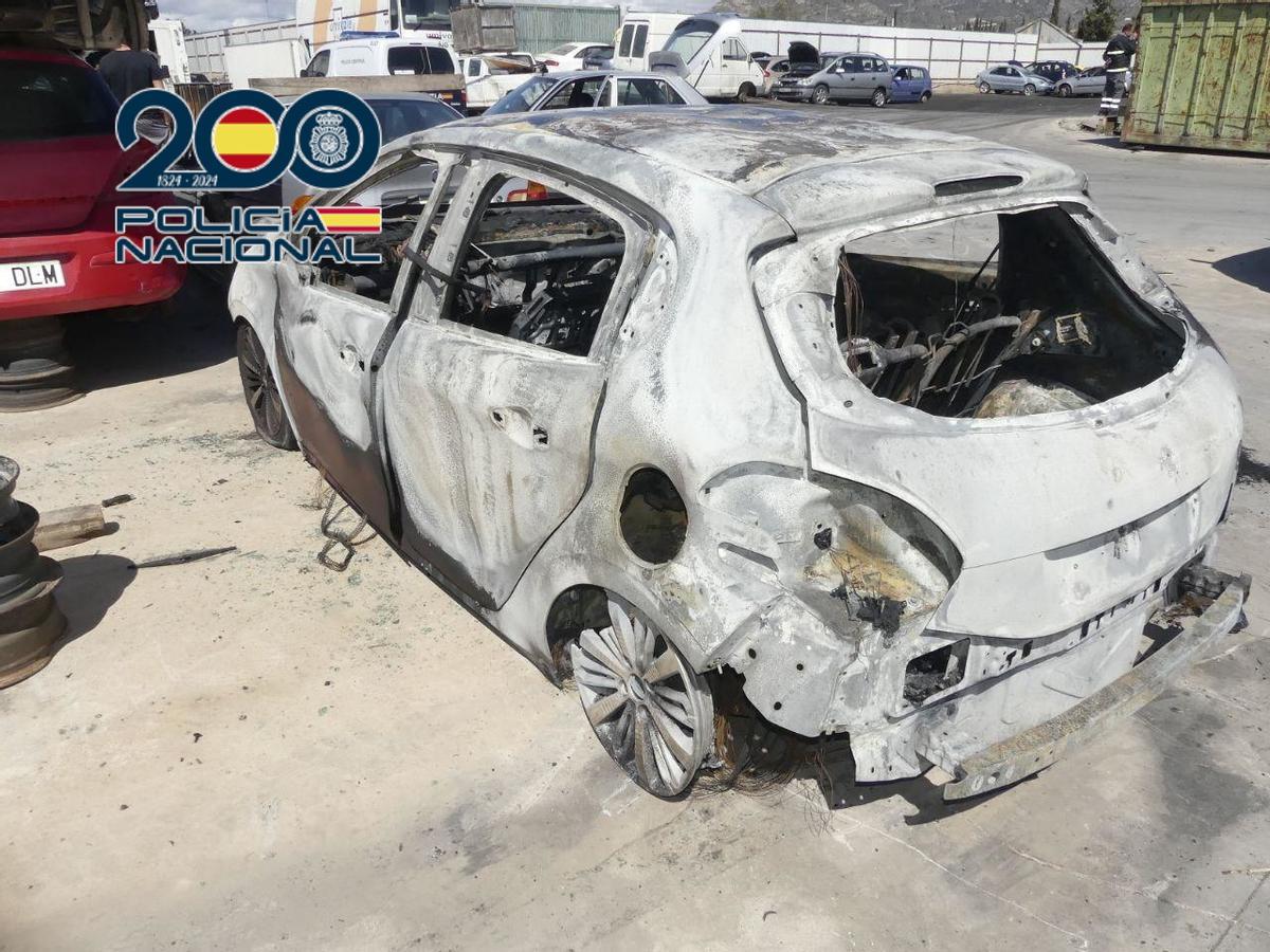 Así quedó uno de los coches afectados.