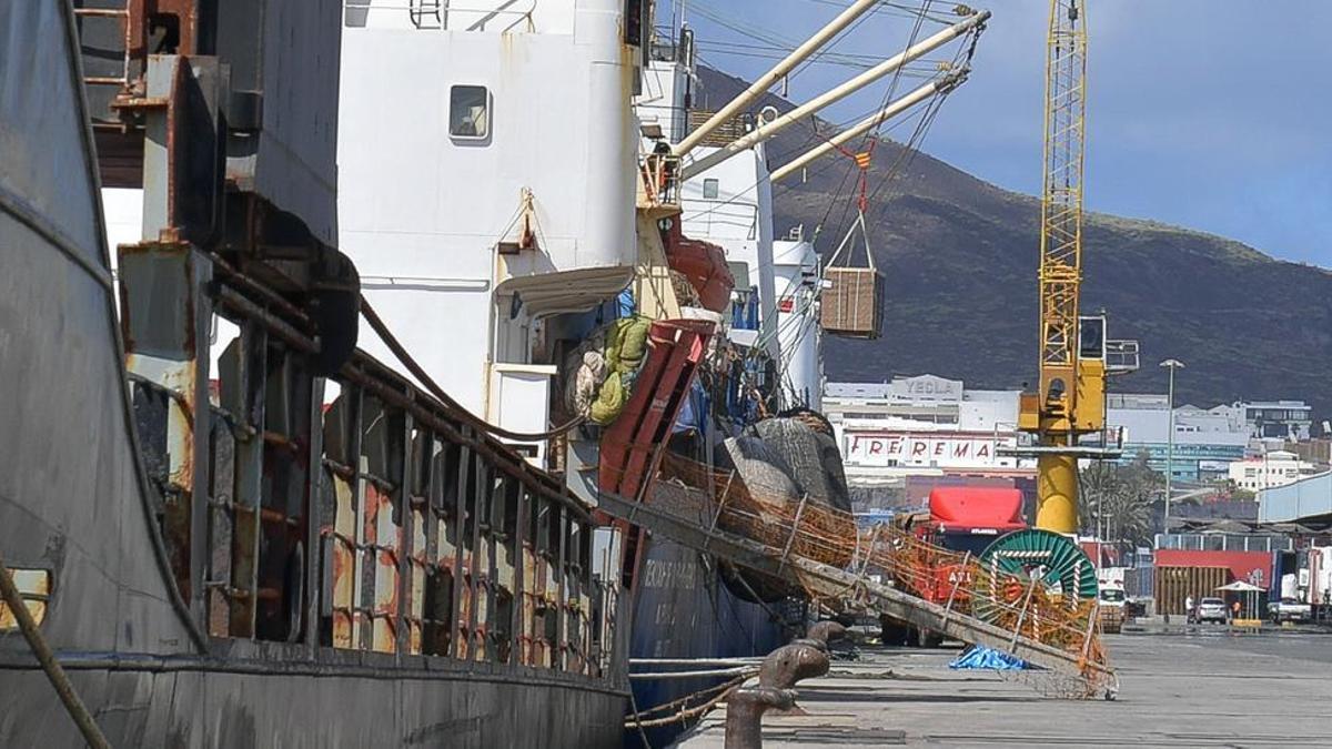 Imagen de un barco atracado en el Muelle Grande del Puerto de Las Palmas.