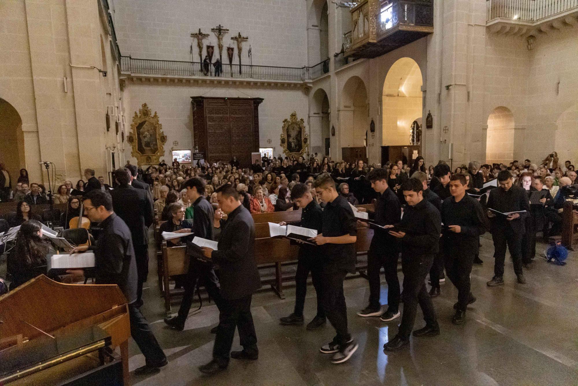 Alumnos del Conservatorio José Tomás de Alicante interpretan la Pasión en la Concatedral de San Nicolás